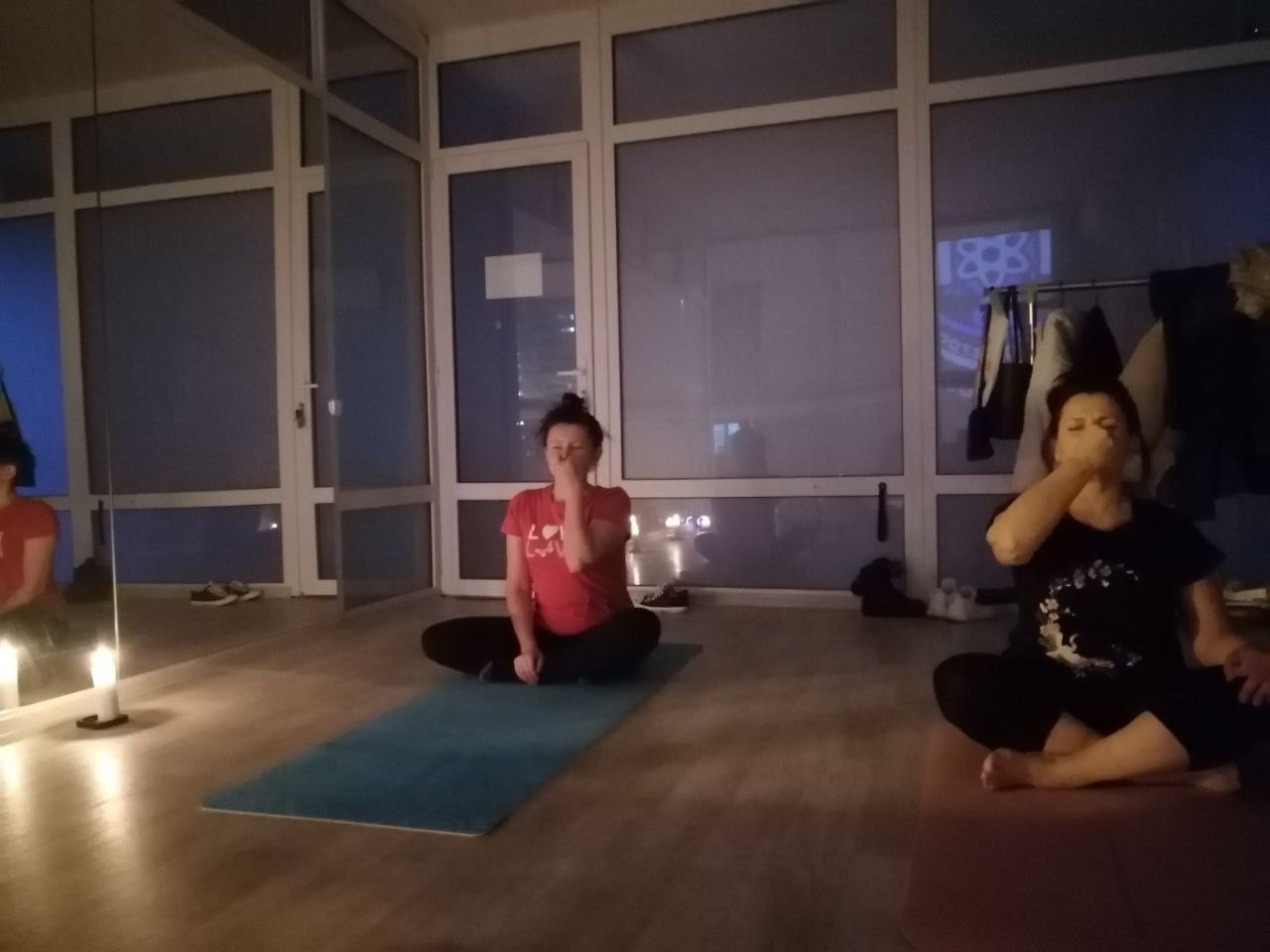 Уютные детали интерьера студии йоги Go на коврик