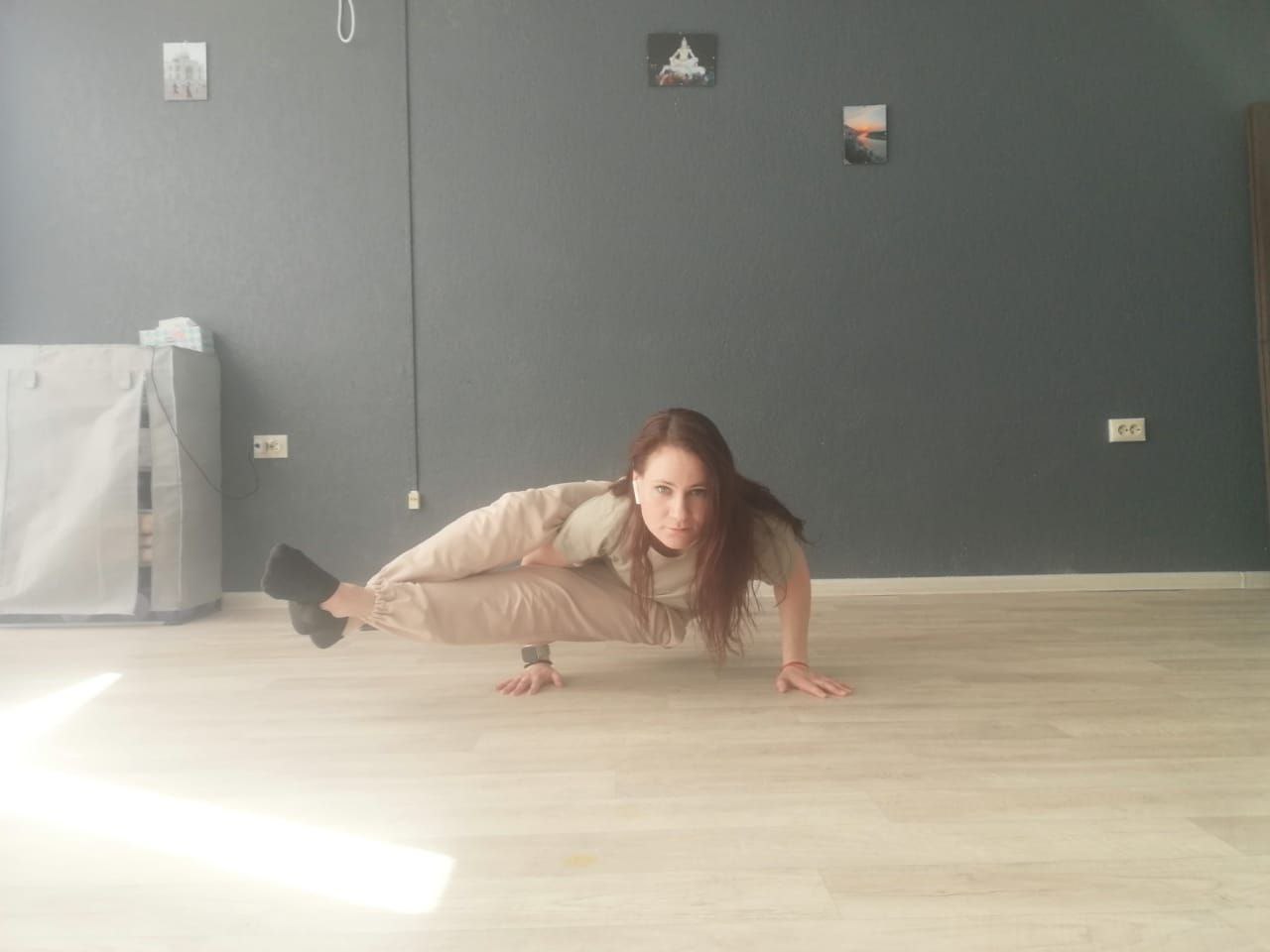 Уютная атмосфера студии йоги с болстерами и свечами